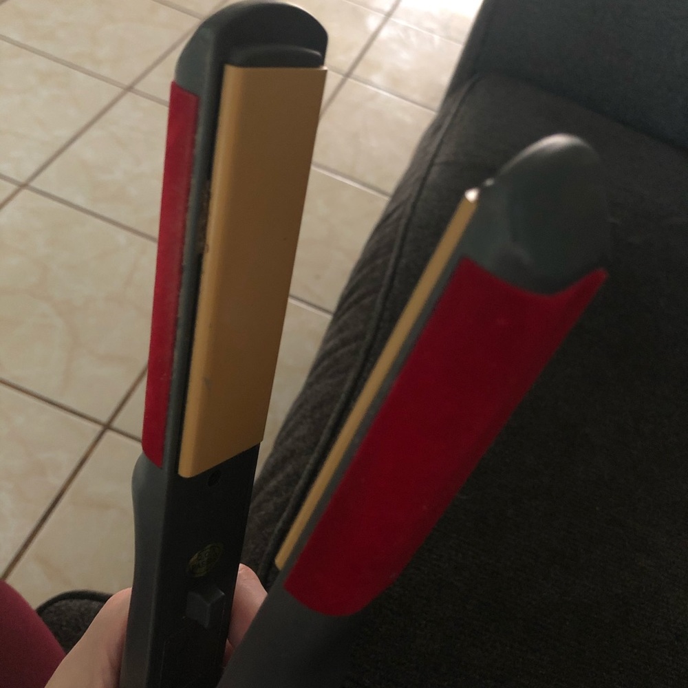 CHI straighter. Logo has rubbed off. Works